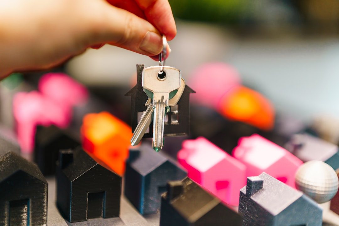 Acheter avant de vendre : comment coordonner deux transactions sans perdre le sommeil